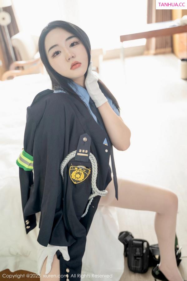   [XiuRen]高清写真图 2023.03.30 No.6497 汐汐爱吃草莓 制服美臀第40张图片